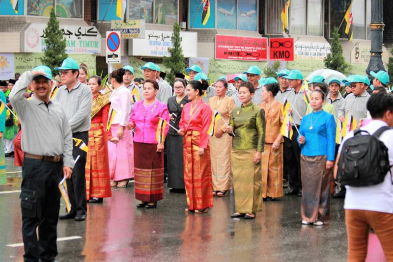 ทีมงาน สนร.บรูไนและอาสาสมัครฯ ร่วมกับชุมชนคนไทยเดินพาเหรดวันชาติบรูไน